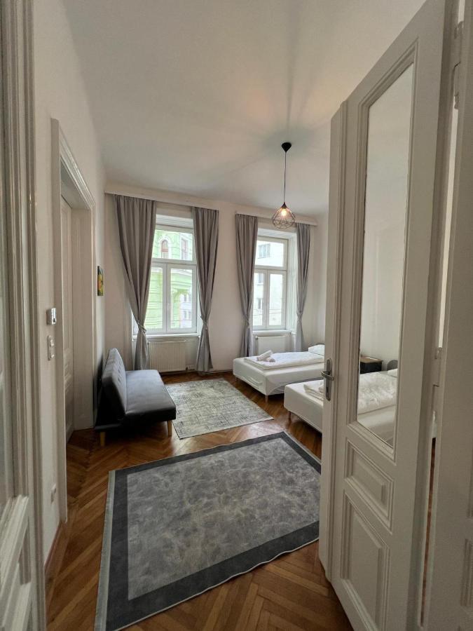 Centrally-Located Authentic Apartment ウィーン エクステリア 写真