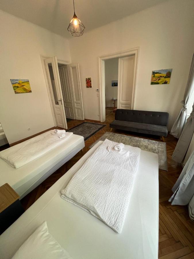 Centrally-Located Authentic Apartment ウィーン エクステリア 写真