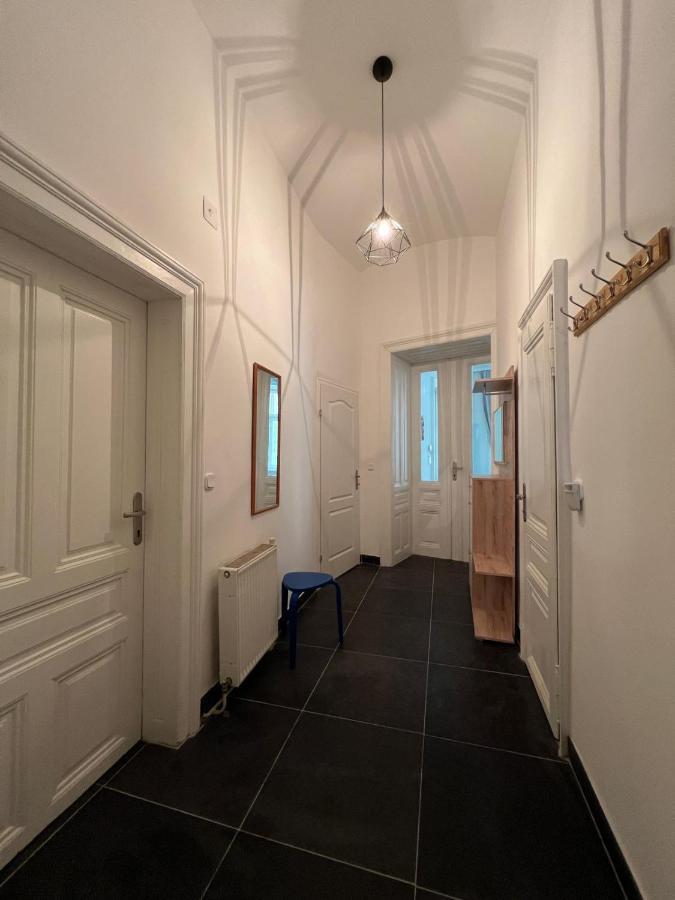 Centrally-Located Authentic Apartment ウィーン エクステリア 写真
