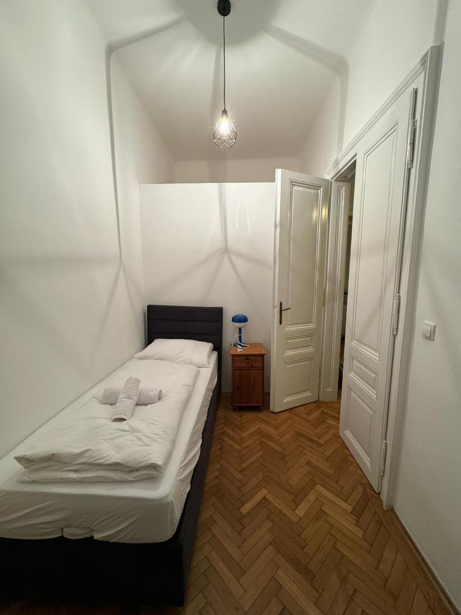 Centrally-Located Authentic Apartment ウィーン エクステリア 写真