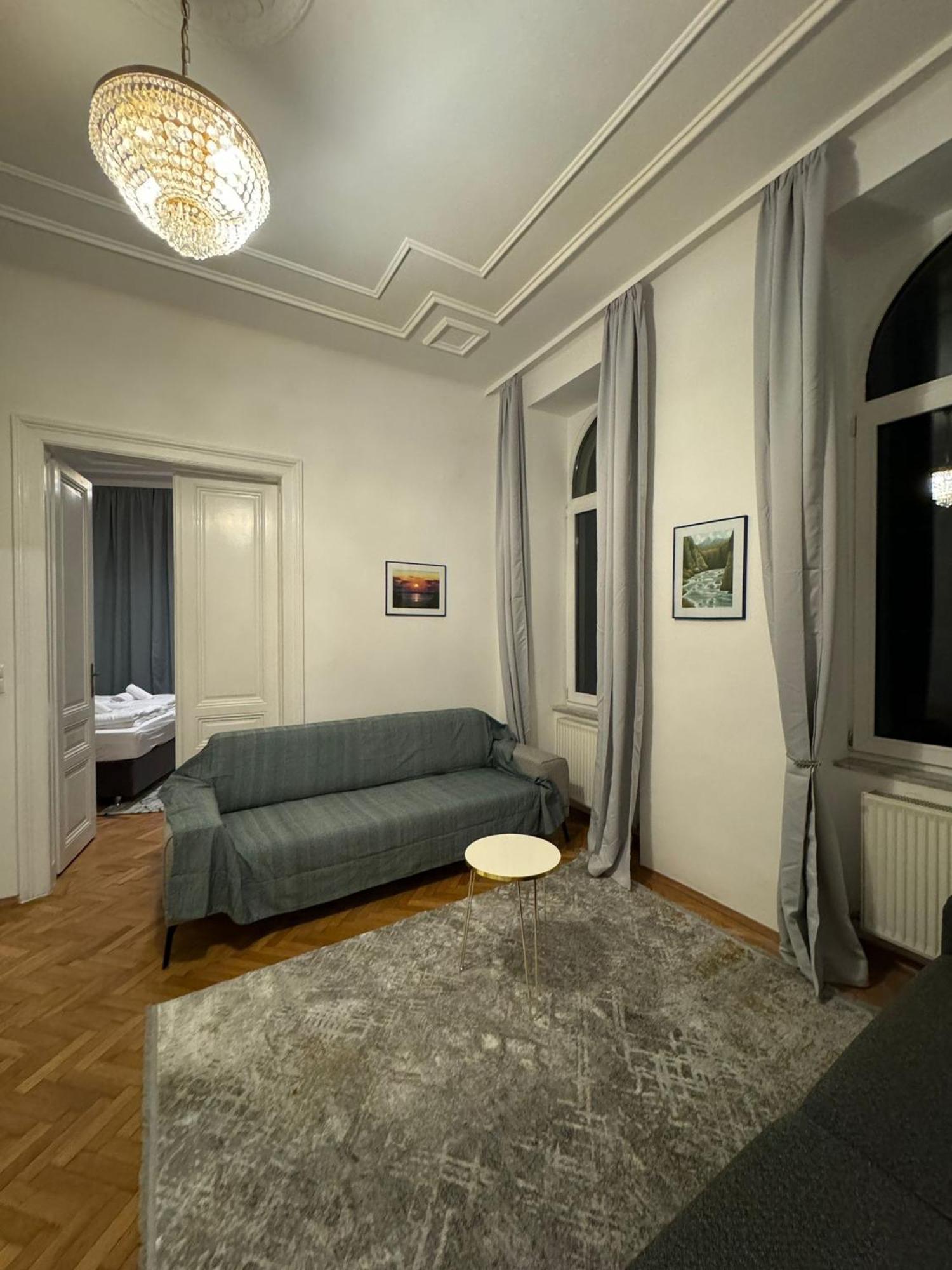 Centrally-Located Authentic Apartment ウィーン エクステリア 写真