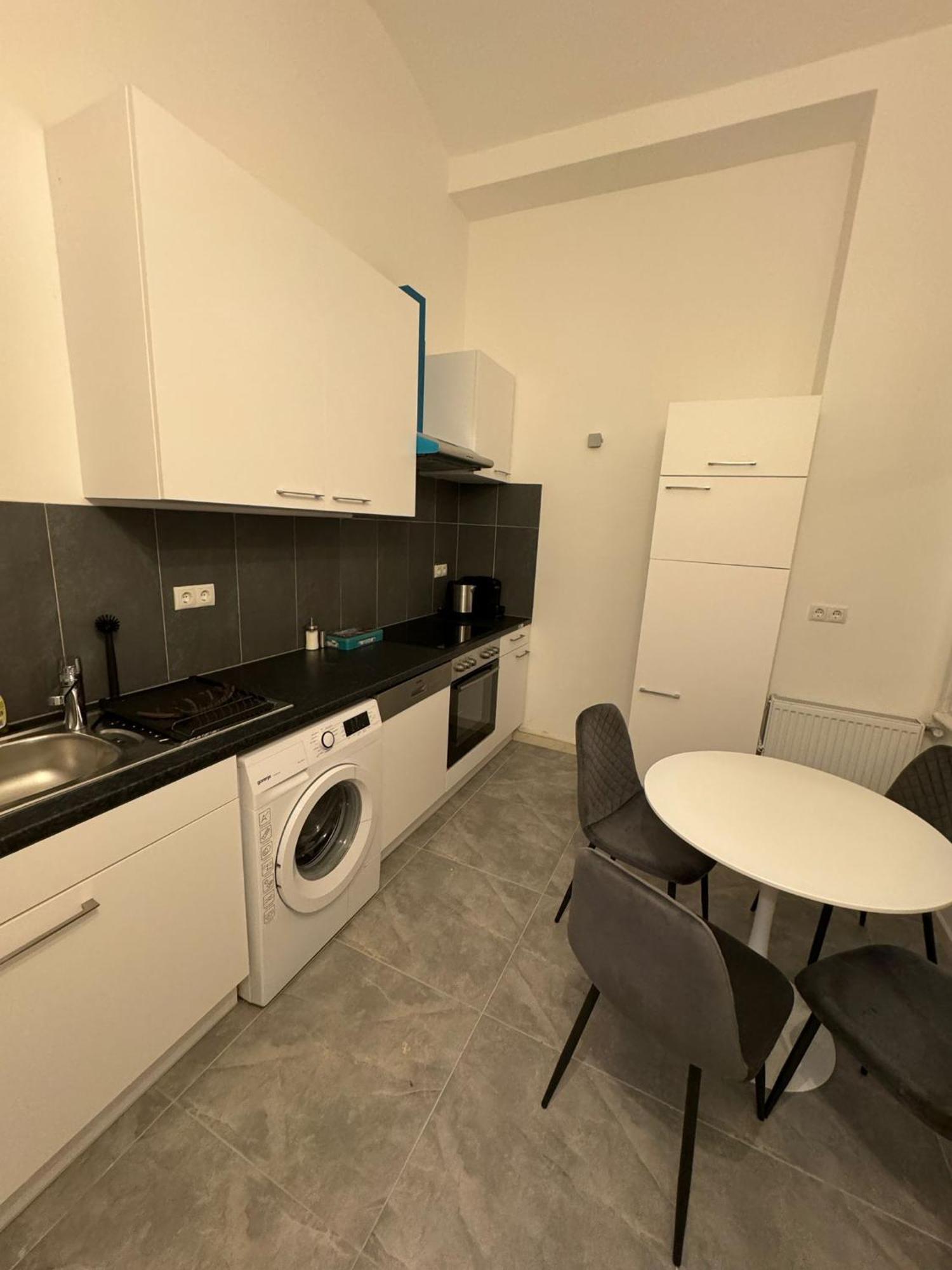 Centrally-Located Authentic Apartment ウィーン エクステリア 写真