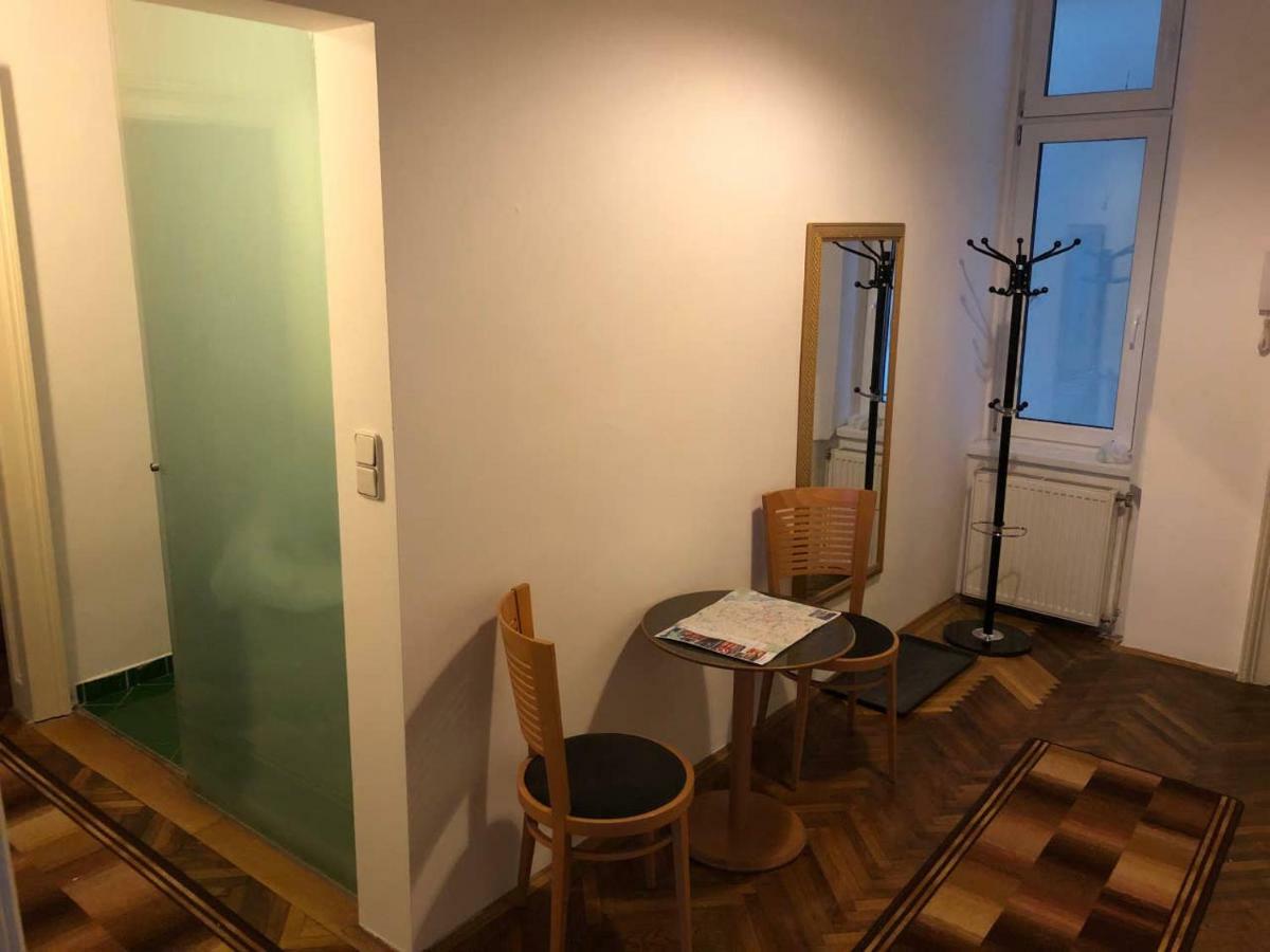 Centrally-Located Authentic Apartment ウィーン エクステリア 写真