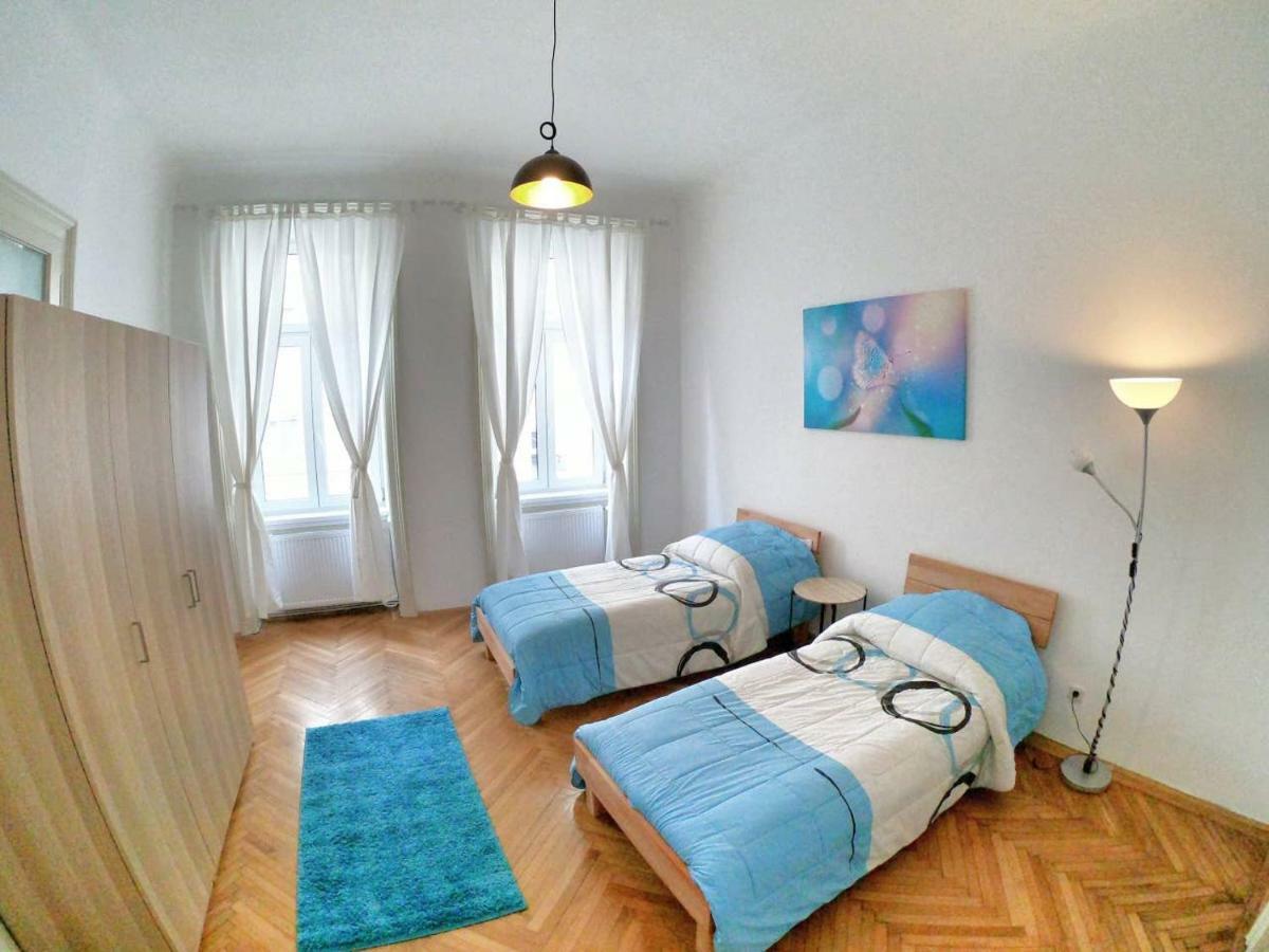 Centrally-Located Authentic Apartment ウィーン エクステリア 写真